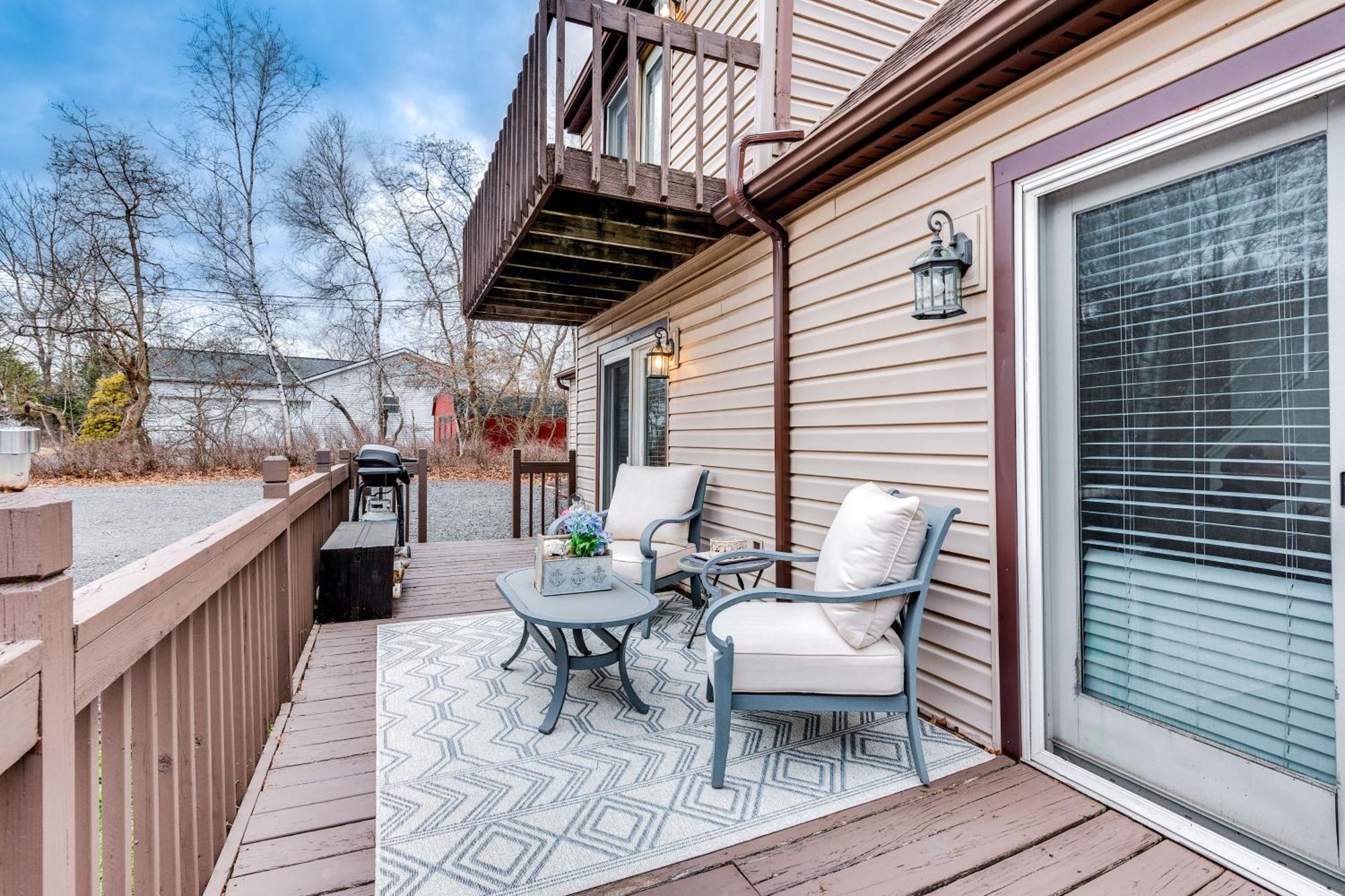 Holiday home Vacation With Deck And Fire Pit! *