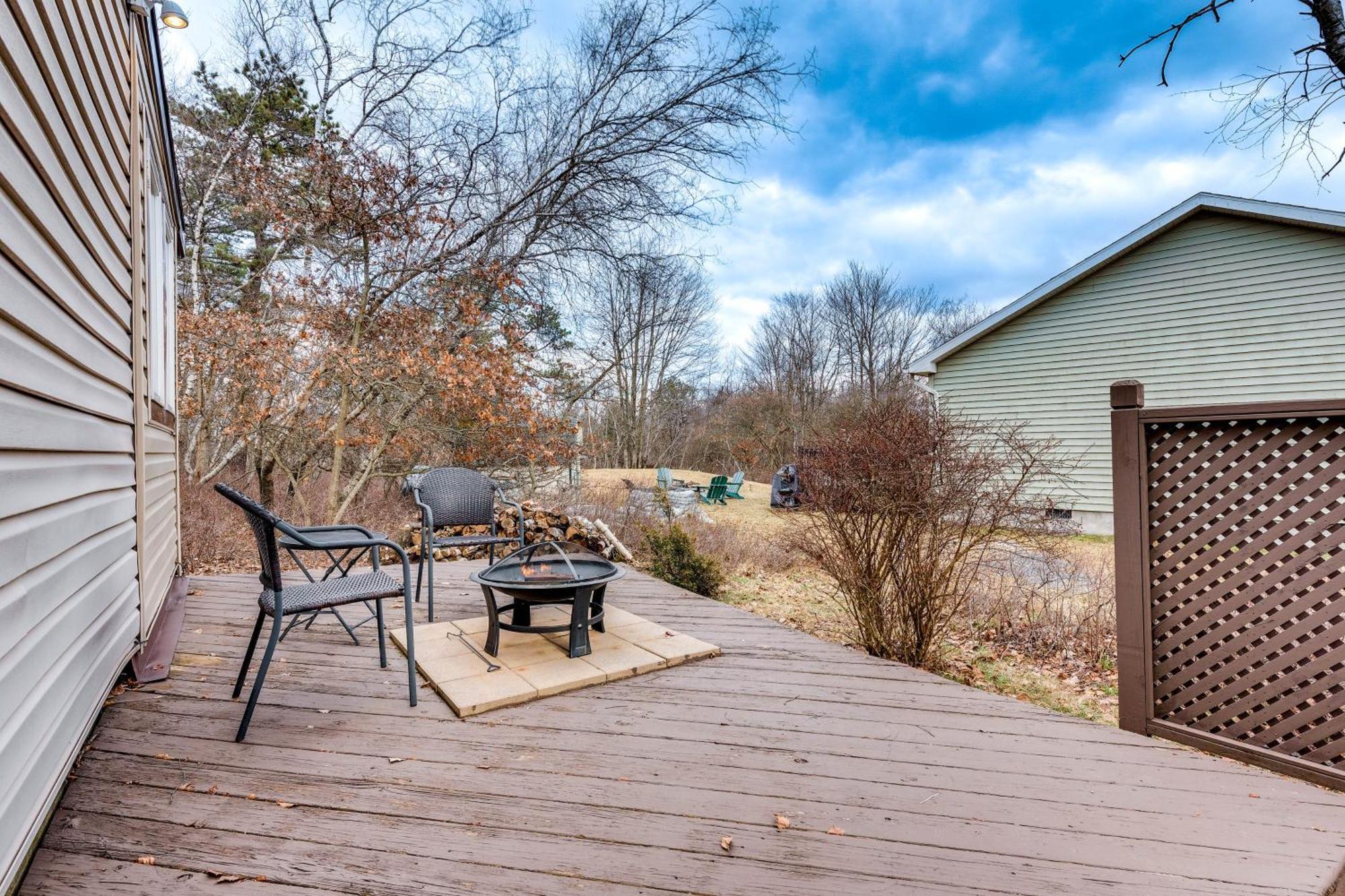 Vacation With Deck And Fire Pit! Long Pond